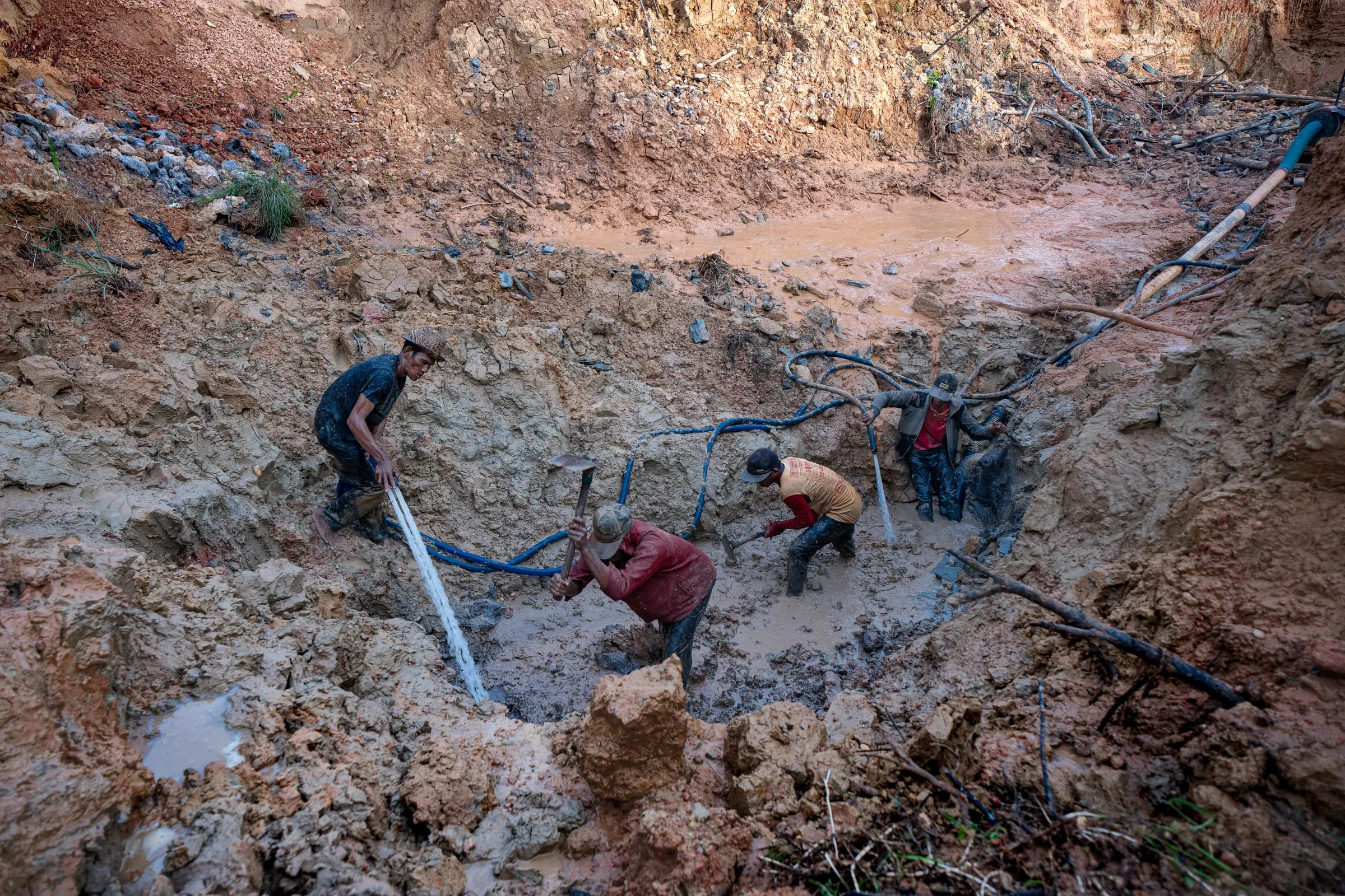 Miners dig deep pits in search of diamonds. They work in small teams led by a foreman. The pits, often around ten meters deep, are dug in unstable, waterlogged soil where landslides are frequent and can be deadly.