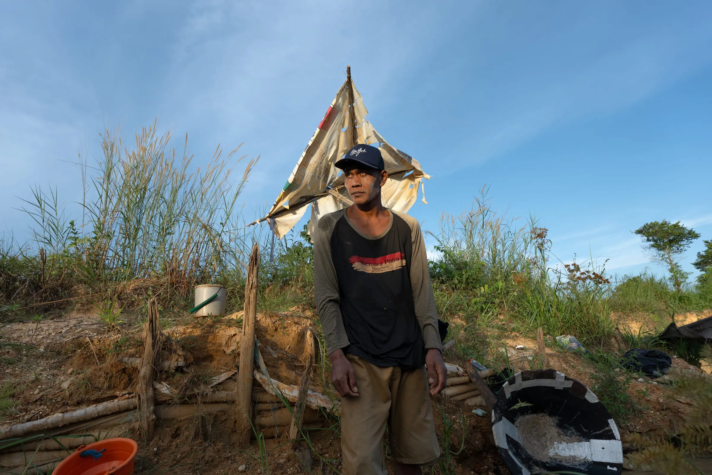 Mohammed takes a short break after hours of panning under the sun. Work begins mid-morning and often continues past sunset, when the heat eases. Despite exhaustion, miners return every day — driven by the faint hope of striking a gem.